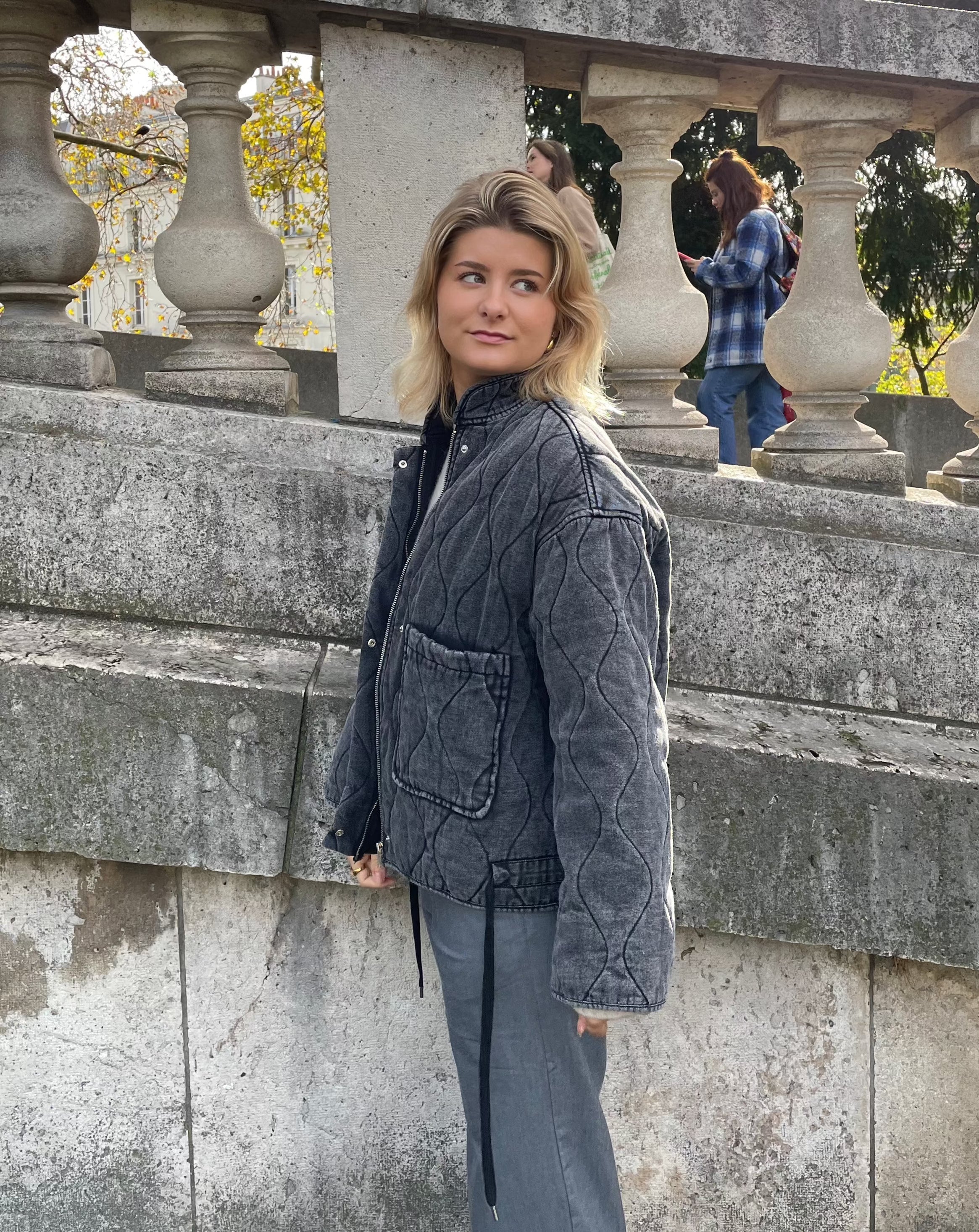 Reni | Must-Have Graue Jacke mit Großen Taschen