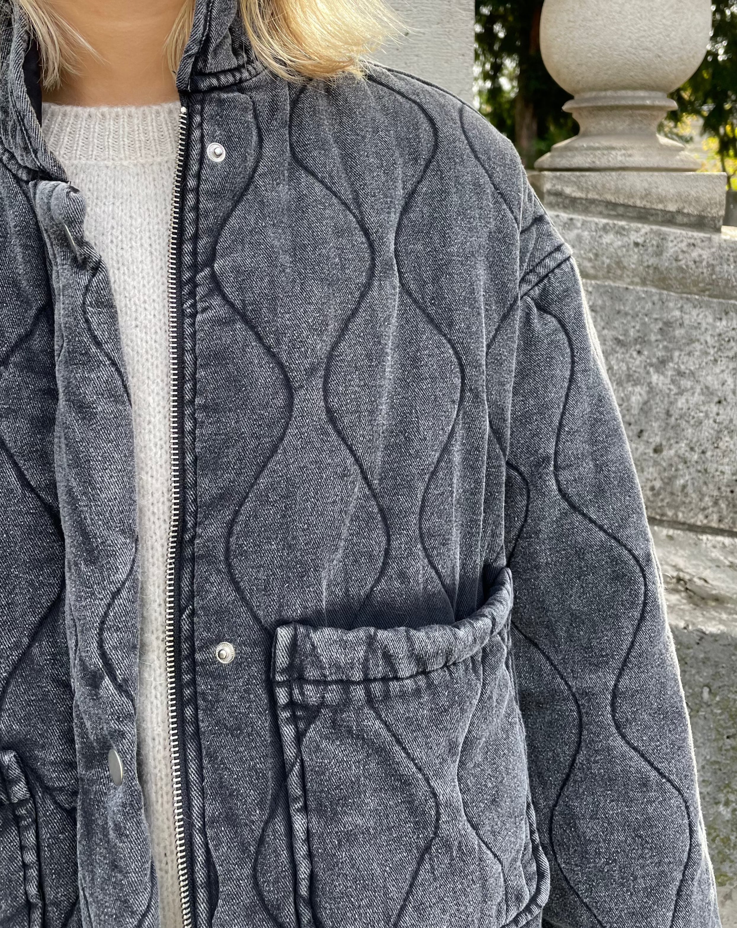Reni | Must-Have Graue Jacke mit Großen Taschen