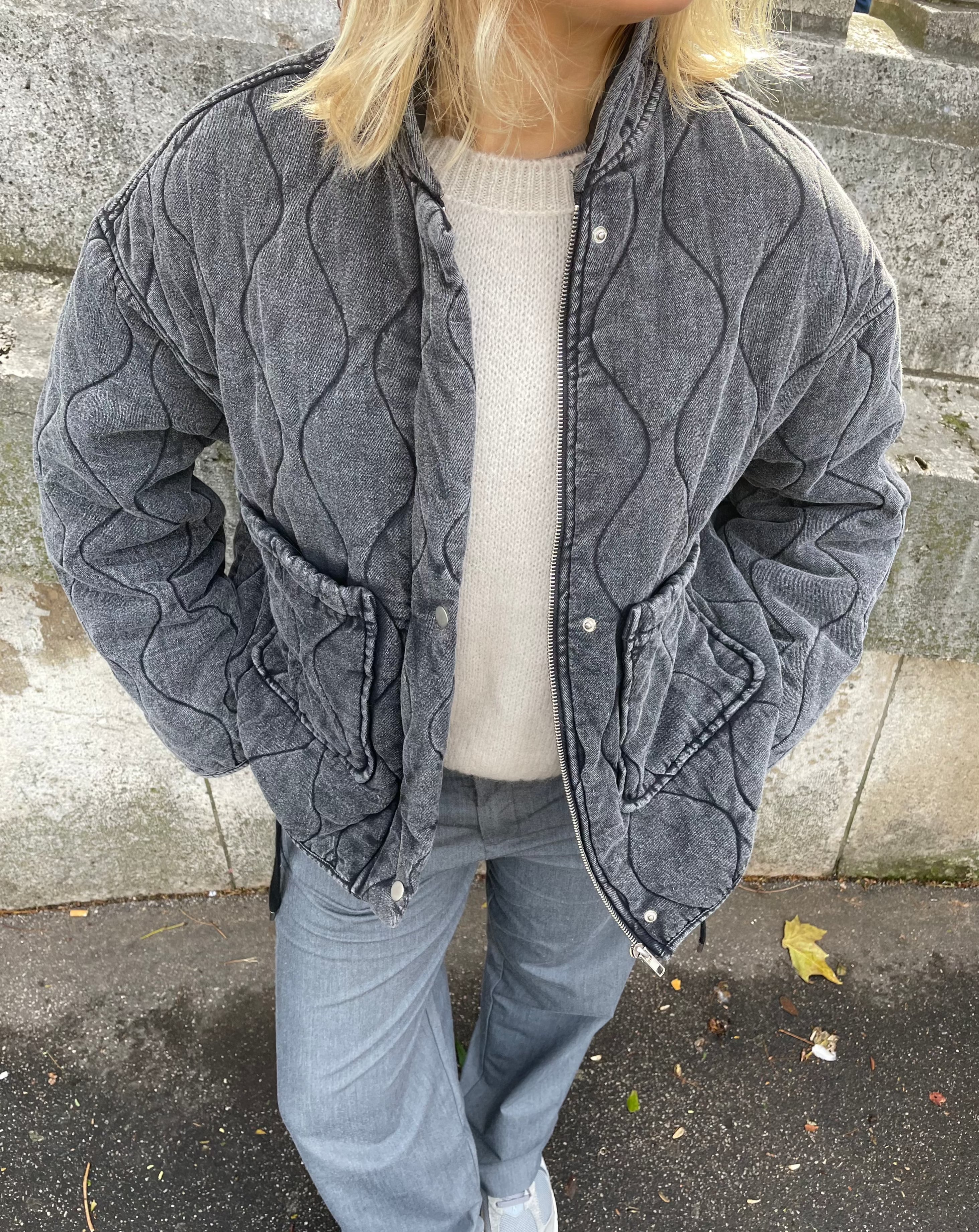 Reni | Must-Have Graue Jacke mit Großen Taschen