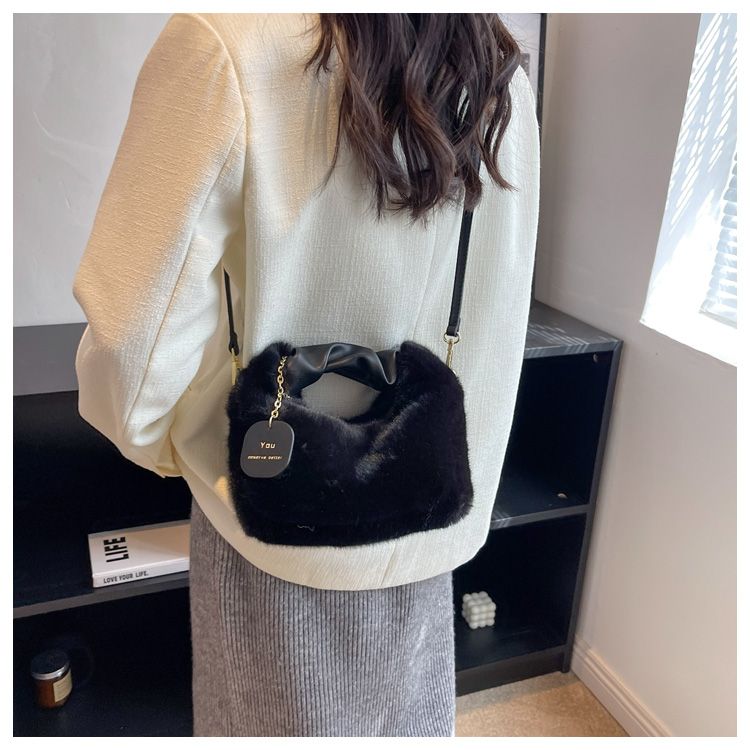Lisa | Stylish Flauschige Handtasche