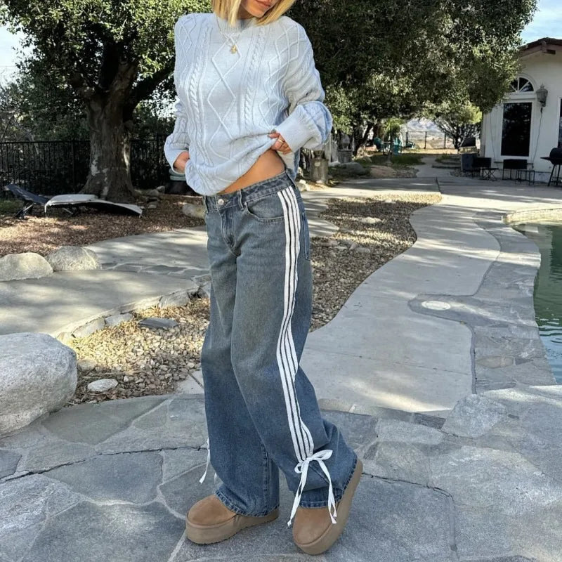 Helena | Jeans mit weitem Bein, Seitenstreifen und Schnürdetails