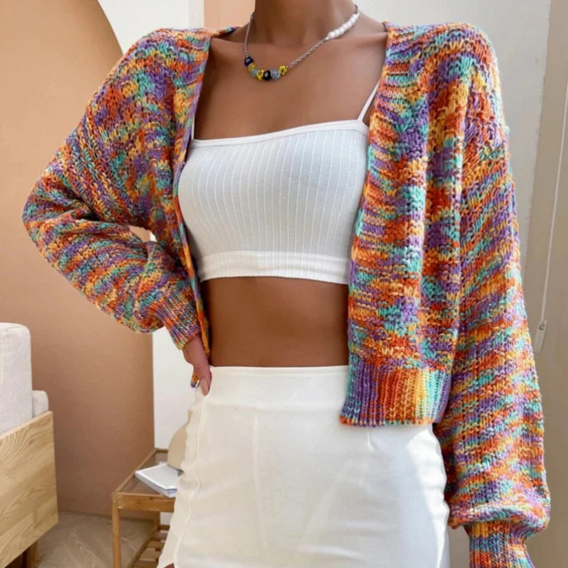 Alena - Gestrickte Kurz-Strickjacke mit Lebhaftem Regenbogenmuster